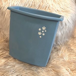 Adorable Vintage Rubbermaid Trash Can!